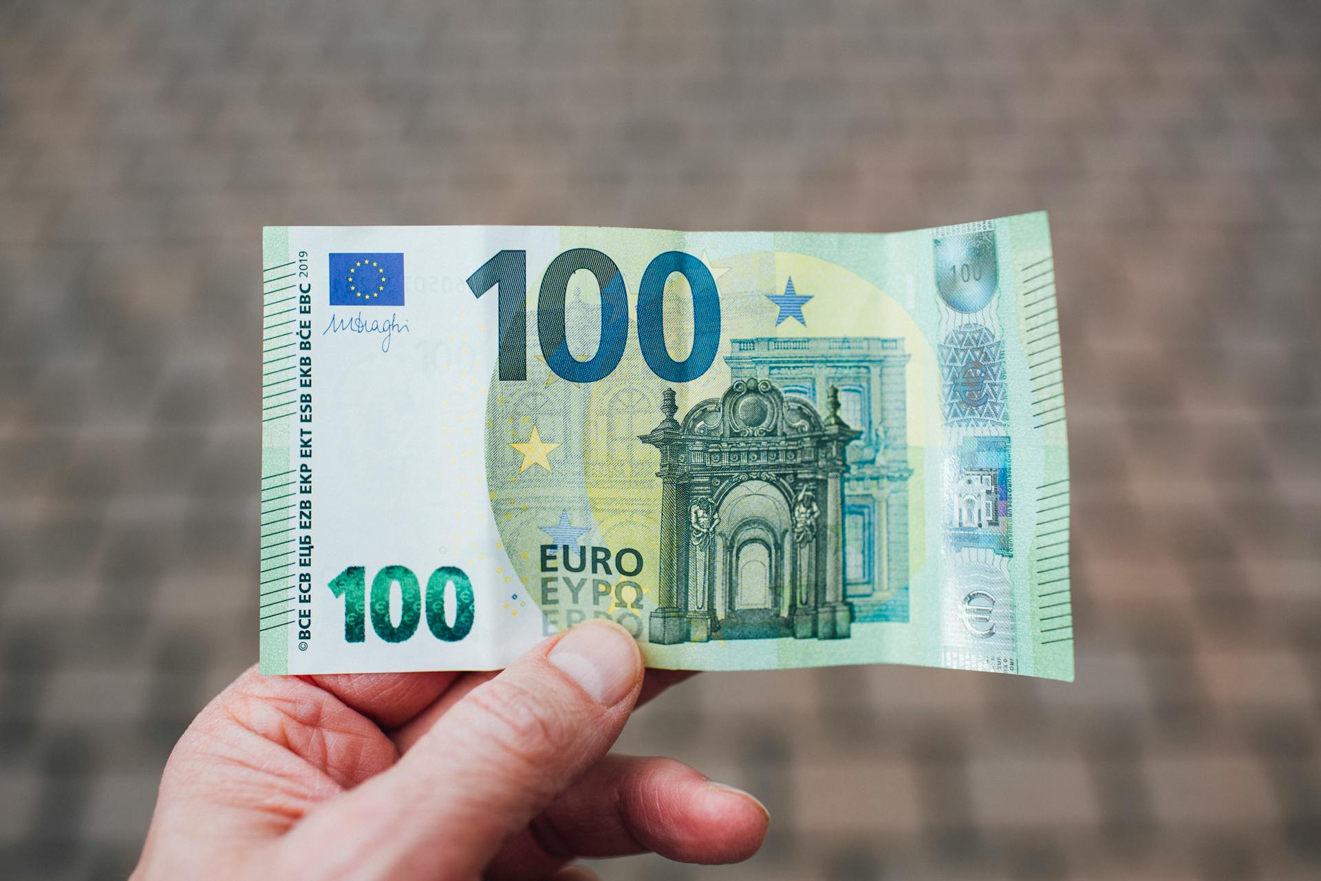 Elektros tiekimo sutarties nutraukimas Lietuvoje sukėlė milijoninį ginčą